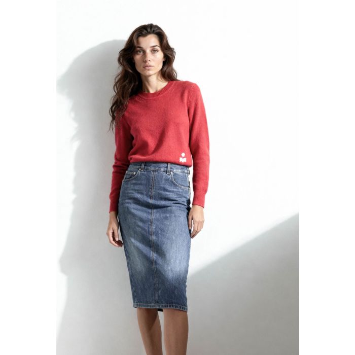 Jupe Kim droite longueur midi Haikure en denim bleu délavé, portée de face.