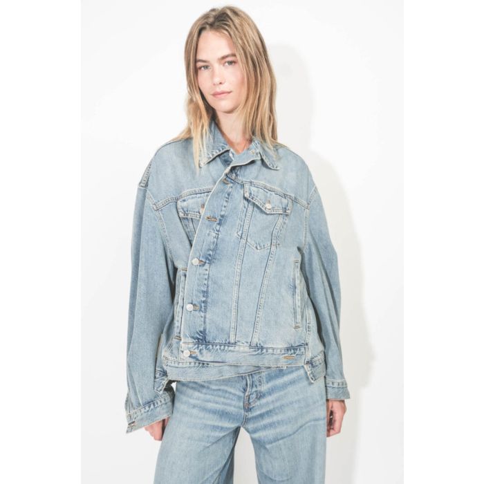 Veste Janet New Haikure en denim délavage Ionic Blue. Portée croisée.