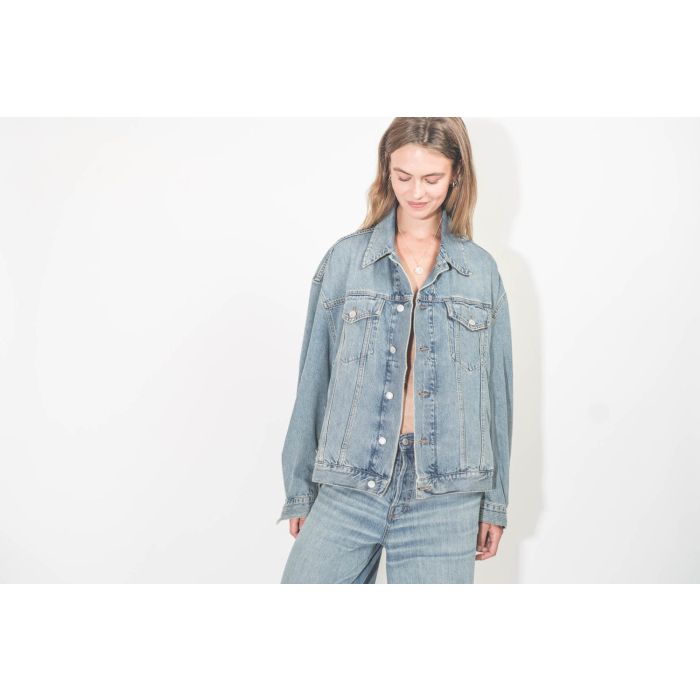 Veste Janet New Haikure en denim délavage Ionic Blue. Portée ouverte.