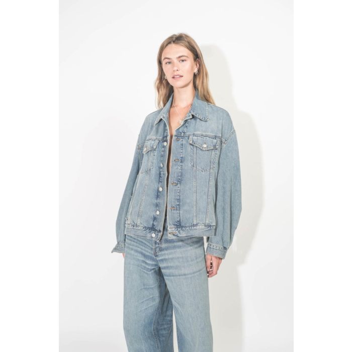 Veste Janet New Haikure en denim délavage Ionic Blue. Portée de face ouverte.