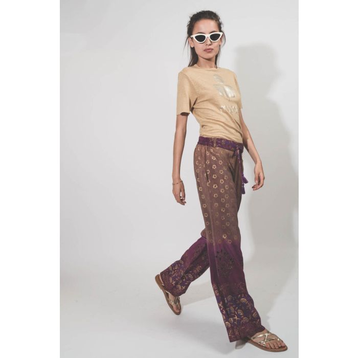 Pantalon fluide en soie imprimée Paul Hand.So.On. Pièce unique réalisée dans un sari vintage. Porté de profil.