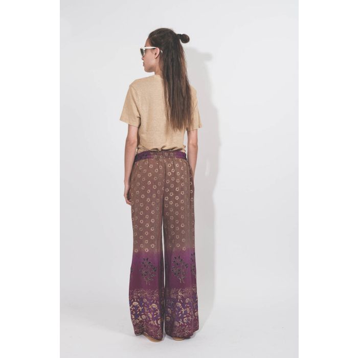 Pantalon fluide en soie imprimée Paul Hand.So.On. Pièce unique réalisée dans un sari vintage. Porté de dos.
