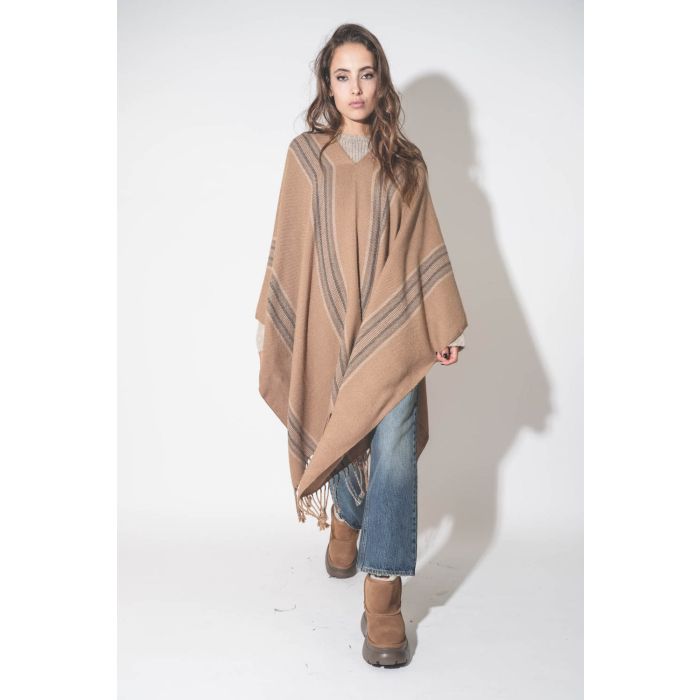 Poncho péruvien en alpaga à rayures camel Hand.So.On. Porté de face.