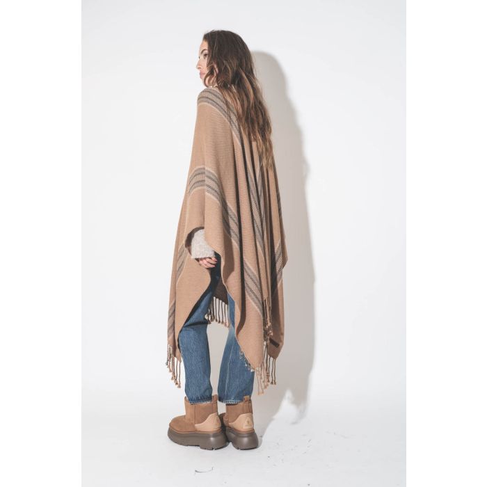 Poncho péruvien en alpaga à rayures camel Hand.So.On. Porté de dos.