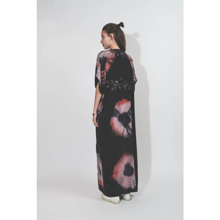 Kimono robe long en soie imprimé tie and dye Hand.So.On. Pièce unique. Porté de dos.