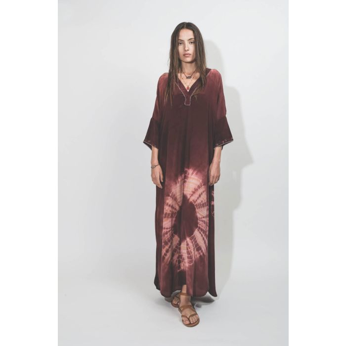 Robe longue sari en soie tie and dye Colette Hand So On. Porté de face.