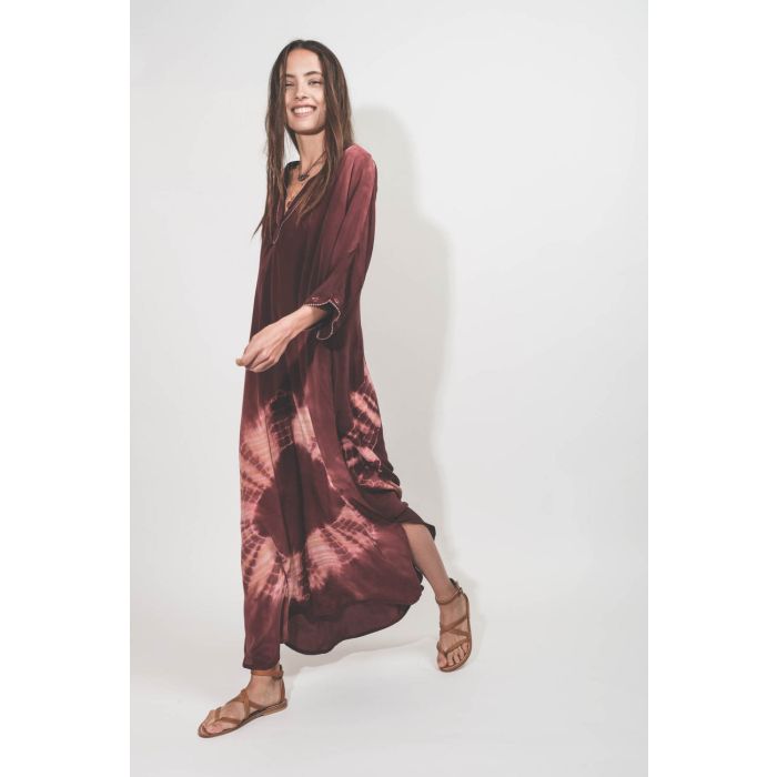 Robe longue sari en soie tie and dye Colette Hand So On. Porté de profil.