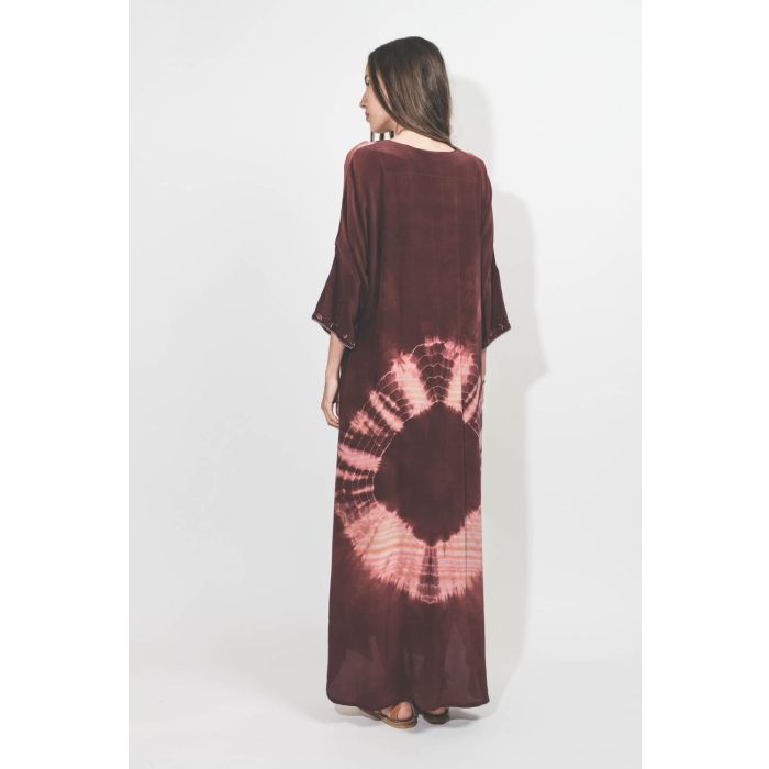 Robe longue sari en soie tie and dye Colette Hand So On. Porté de dos.