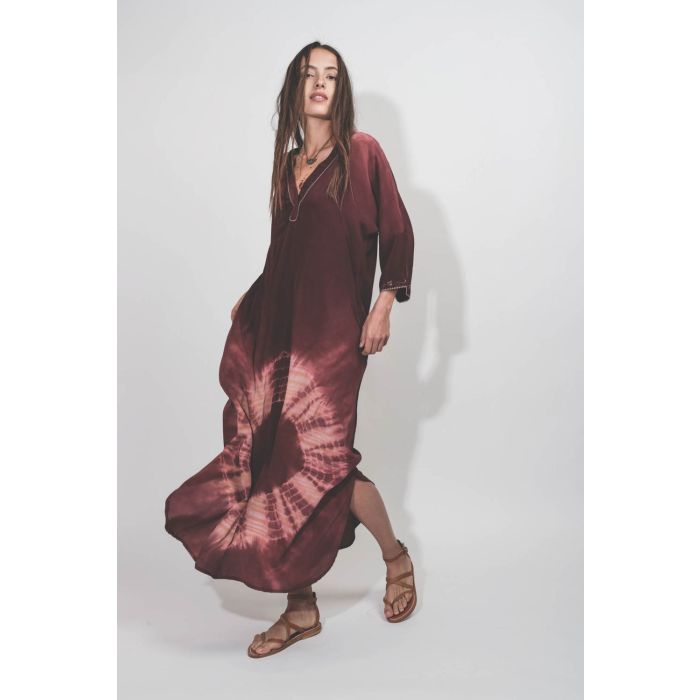 Robe longue sari en soie tie and dye Colette Hand So On. Porté avec des sandales.