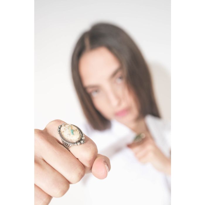 Bague en argent et turquoise crème Boulder Cream Harpo. Pièce unique taille 54. Portée avec un tee-shirt blanc Nayda Marant Etoile. 