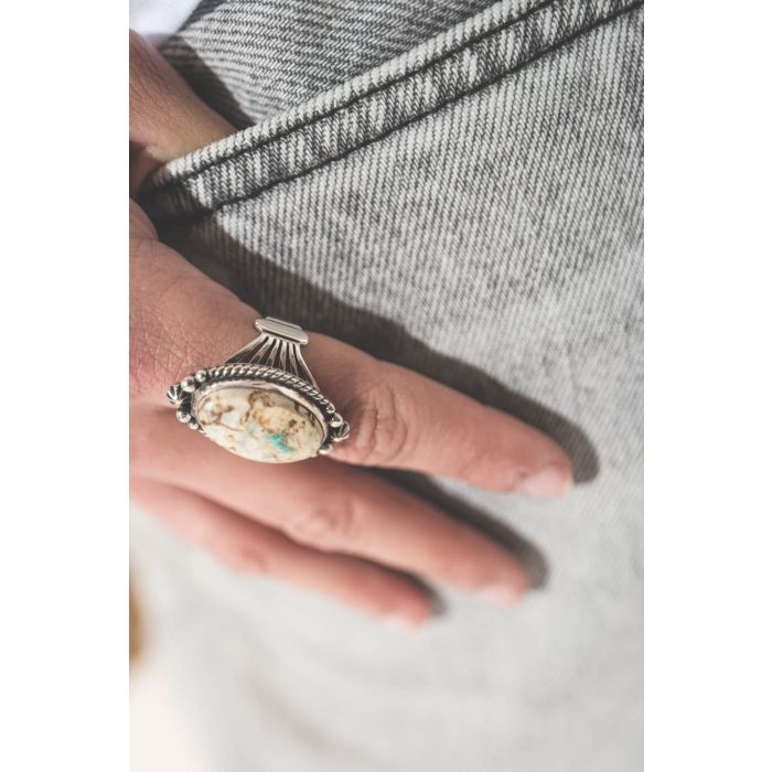 Bague en argent et turquoise crème Boulder Cream Harpo. Pièce unique taille 54. Portée avec un jean gris Betty Haikure.
