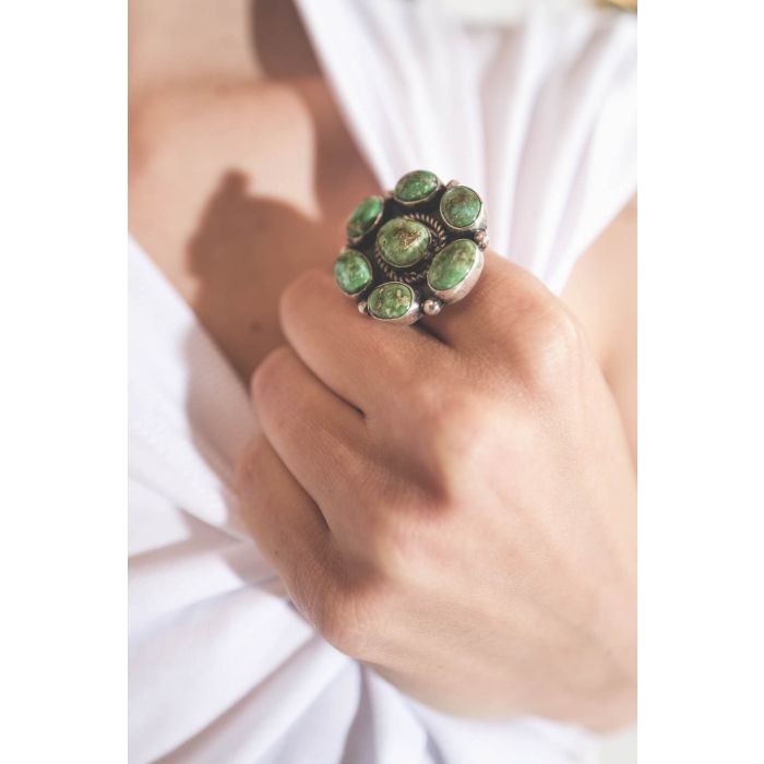 Bague fleur en argent et turquoise Lake. J Carico Harpo. Pièce unique. Taille 54. Porté de face avec un tee-shirt blanc Nayda Marant Etoile.