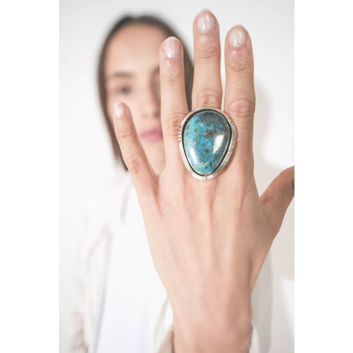 Bague en argent et turquoise Kingman L.J Navajo Harpo. Porté au majeur. Pièce unique. Taille 54.