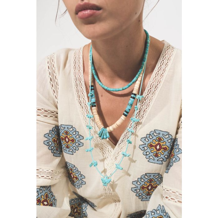 Collier turquoises et coquillages Pueblo Harpo. Porté de face.