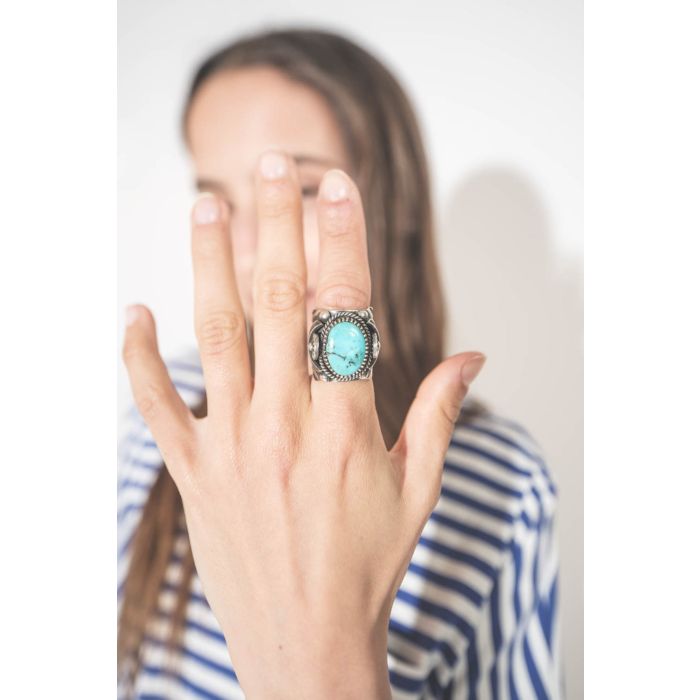 Bague chevalière en argent ciselé et noirci avec une turquoise Kingman Delbert Gordon Harpo Paris. Porté à l'index. 