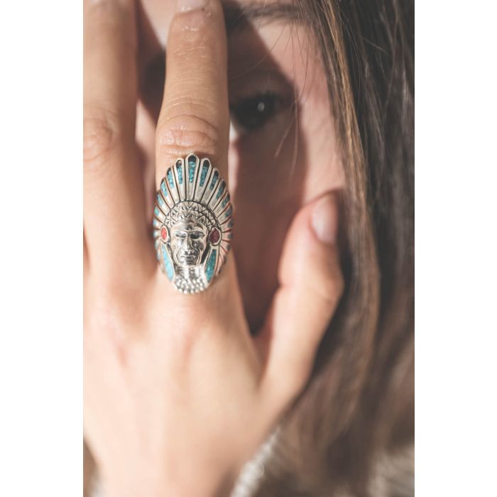Bague Navajo Inlay Tête d'Indien grand modèle Harpo Paris. Porté sur l'index.