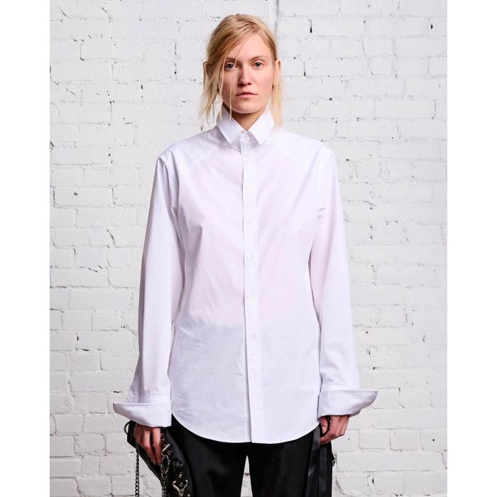 Chemise blanche col montant manches poignets mousquetaire r13. Porté de face.