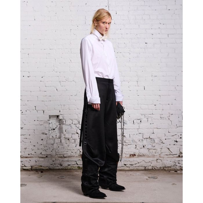 Chemise blanche col montant manches poignets mousquetaire r13. Porté avec un noeud papillon.