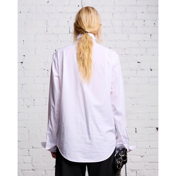 Chemise blanche col montant manches poignets mousquetaire r13. Porté de dos.