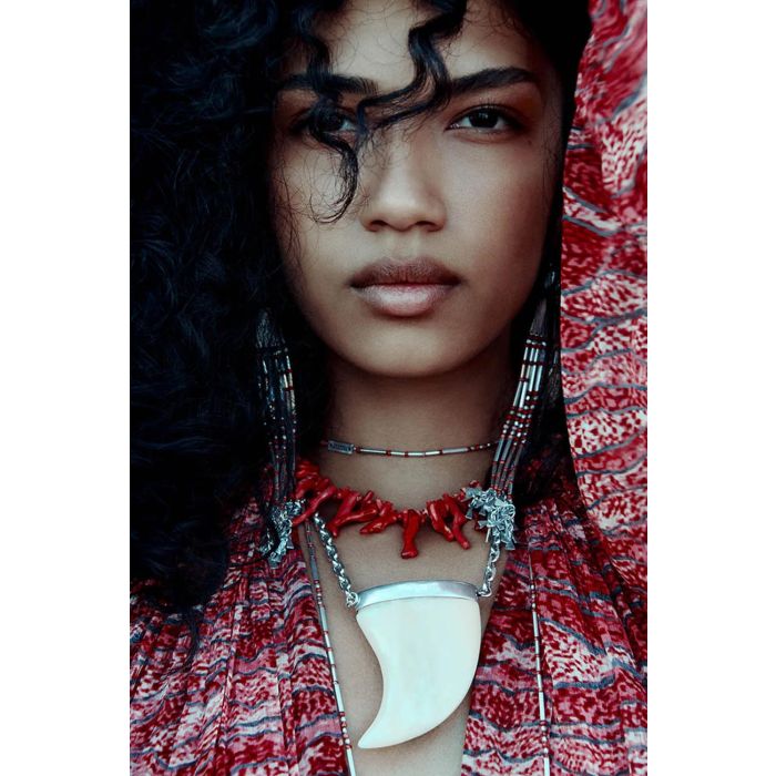 Collier dent de requin sur dimensionnée en os écru finition argentée Ellen Isabel Marant. Porté en accumulation avec un collier corail. Photo Robin Galiegue - Modèle Jessie Aina.