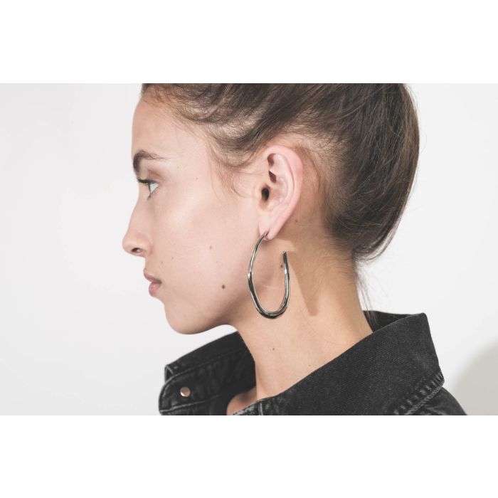 Boucles d'oreilles créoles en métal argenté Pleasant Isabel Marant Bijoux. Porté de profil.