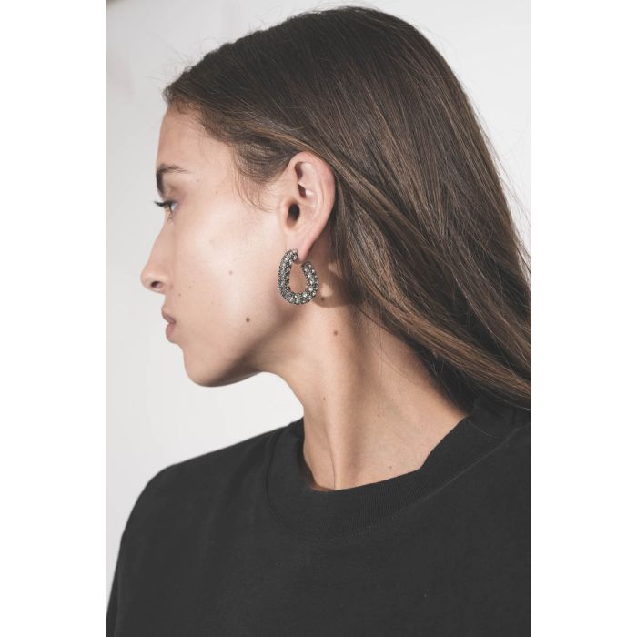 Boucles d'oreilles créoles métal argenté pavé de strass Funky Isabel Marant Bijoux. Porté de profil.