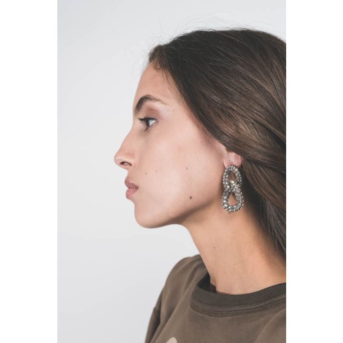 Boucles d'oreilles double anneaux en métal argenté et strass Funky Isabel Marant Bijoux. Porté de profil.