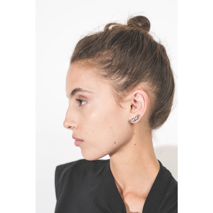 Boucles d'oreilles puces en métal argenté avec des strass A Wild Shire Isabel Marant Bijoux. Porté de profil.