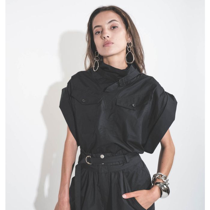 Bracelet manchette Awa Isabel Marant et bracelet gourmette Links Isabel Marant  en métal argenté. Porté avec un pantalon noir.