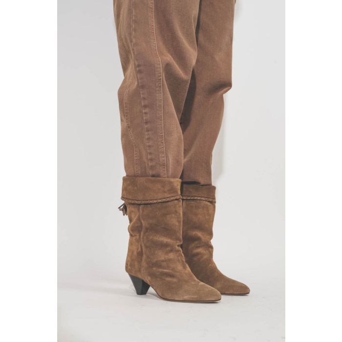 Boots Dalby Isabel Marant en cuir suédé drapé cognac. Porté avec un jean Oriane ocre Isabel Marant Etoile.