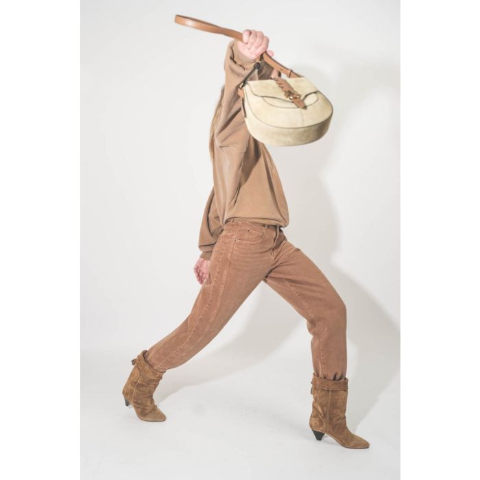 Boots Dalby Isabel Marant en cuir suédé drapé cognac. Porté de profil.