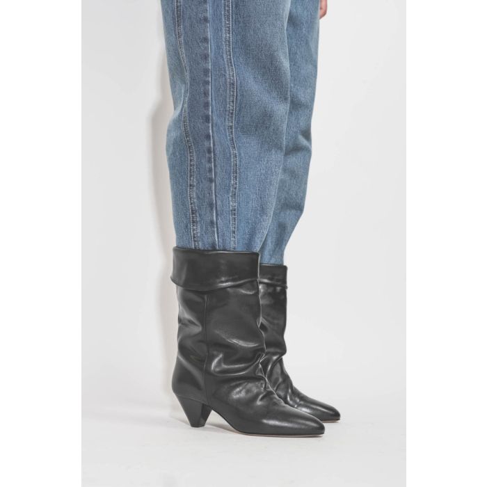 Boots Dalby Isabel Marant en cuir noir lisse. Portées de profil avec un jean.