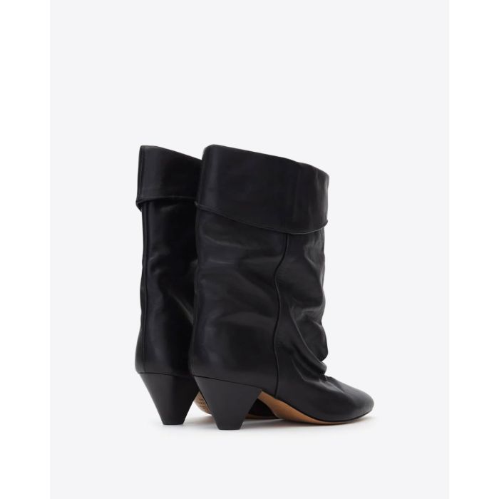 Boots Dalby Isabel Marant en cuir noir lisse. détail du talon conique.