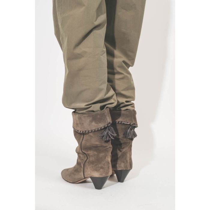 Boots Dalby Isabel Marant en cuir suédé bronze. Portées de dos pantalon rentré à l'intérieur.