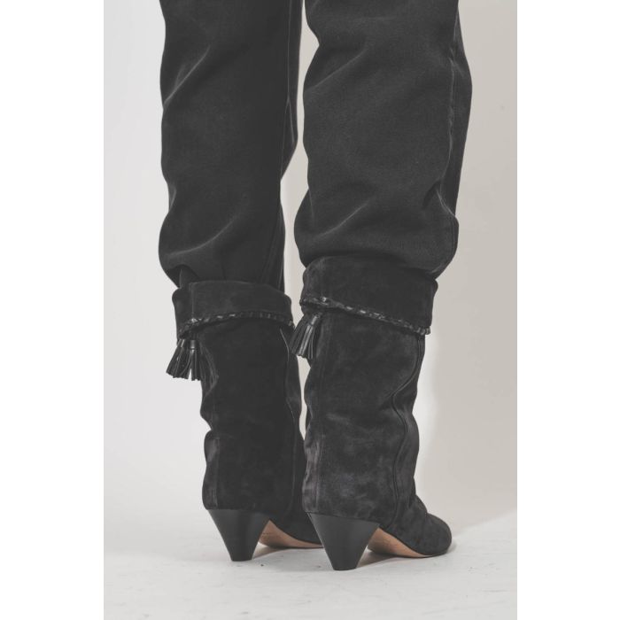 Boots Dalby Isabel Marant en cuir suédé noir délavé. Portées de dos.