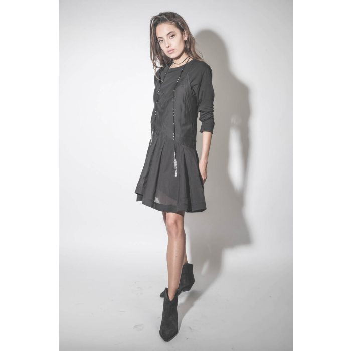 Boots en cuir suédé noir délavé Dewina Isabel Marant. Porté avec une petite robe noire.
