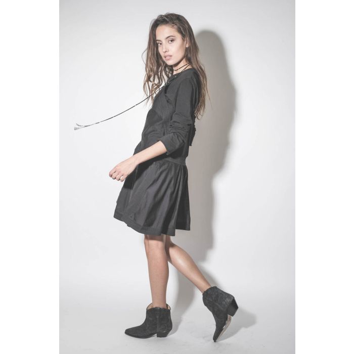 Boots en cuir suédé noir délavé Dewina Isabel Marant. Porté de profil.