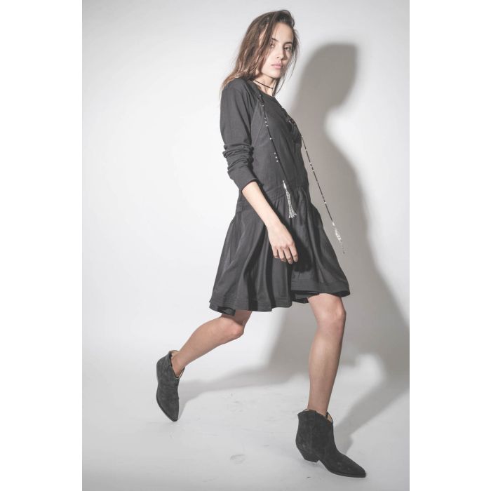 Boots en cuir suédé noir délavé Dewina Isabel Marant. Porté de profil avec une robe noire.
