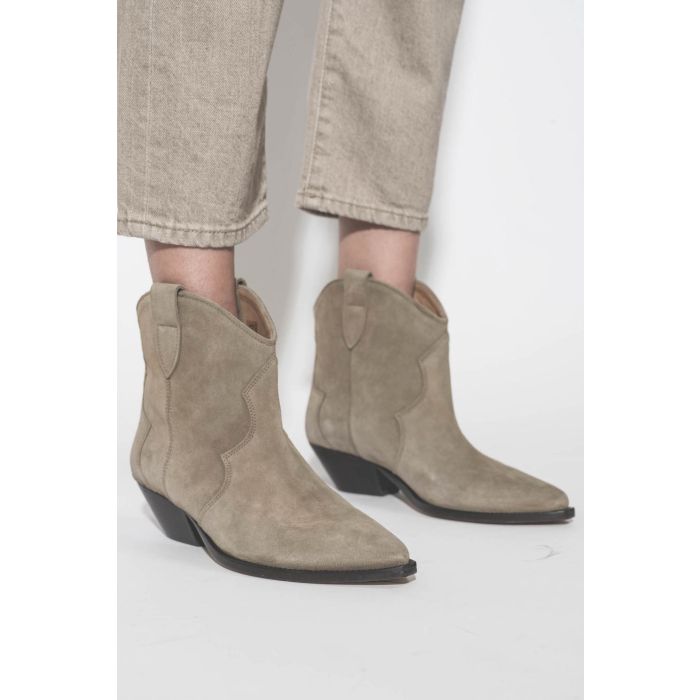 Boots en cuir suédé taupe Dewina Isabel Marant. Porté de profil.