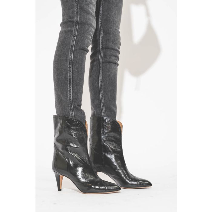Boots à talons en cuir noir glacé et craquelé Dytho Isabel Marant. Porté avec un jean Slim gris. 