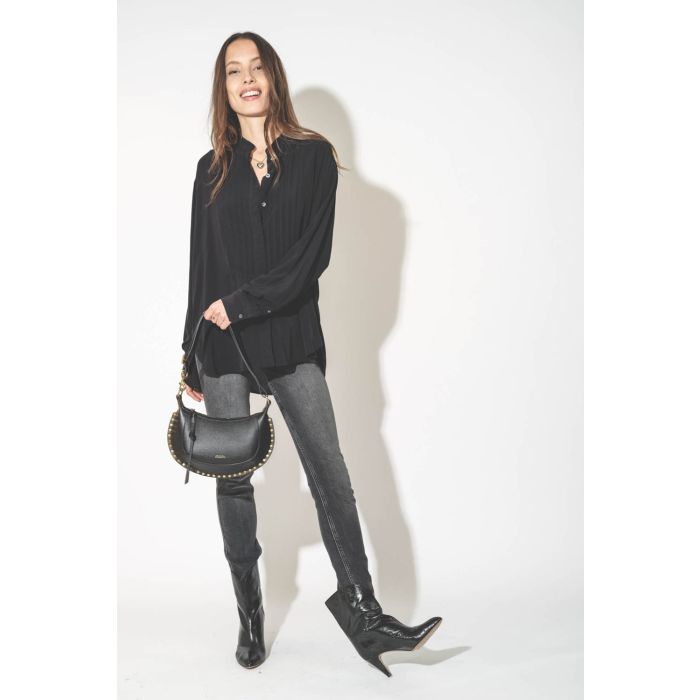 Boots à talons en cuir noir glacé et craquelé Dytho Isabel Marant.  Porté avec un sac Isabel Marant en cuir grainé noir.
