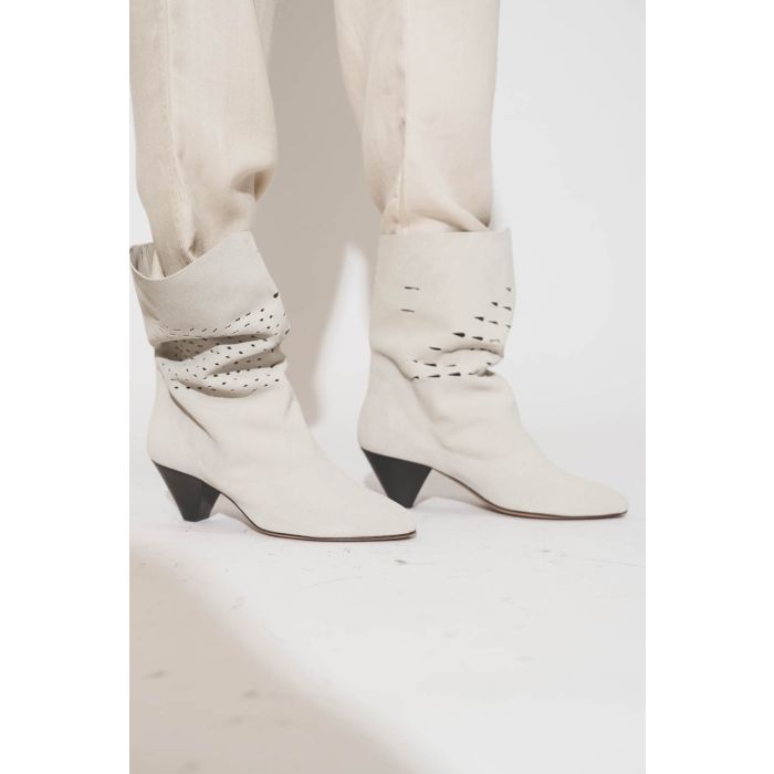 Boots à petits talons en cuir suédé souple et perforé craie Reachi Isabel Marant Etoile. Porté avec un pantalon écru.