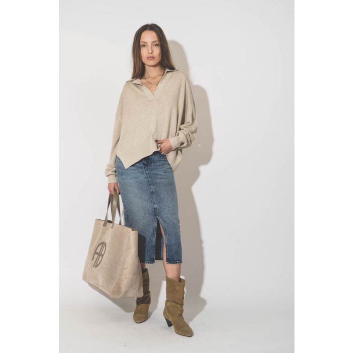 Boots à petits talons en cuir suédé taupe Reachi Isabel Marant. Porté avec une jupe en jean sous le genoux. 