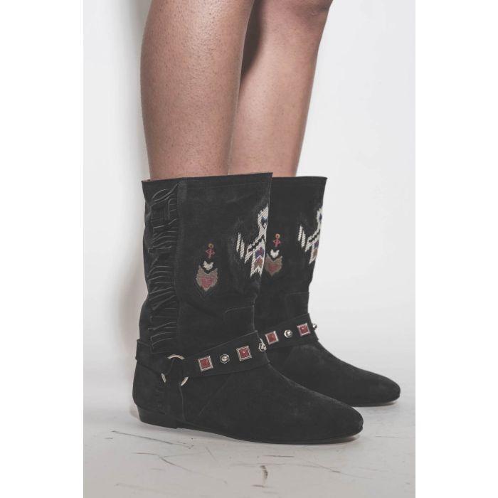 Boots plates en cuir suédé noir brodé et mini-franges sur les côtés Siani Isabel Marant. Portées de profil.