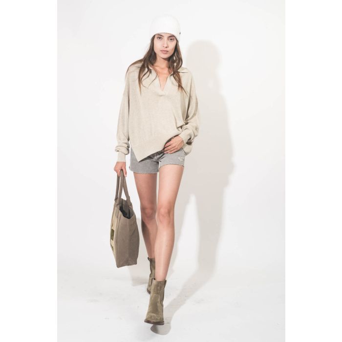Boots esprit camarguaise en cuir suédé taupe Susee Isabel Marant. Porté avec un short en jean kaki.