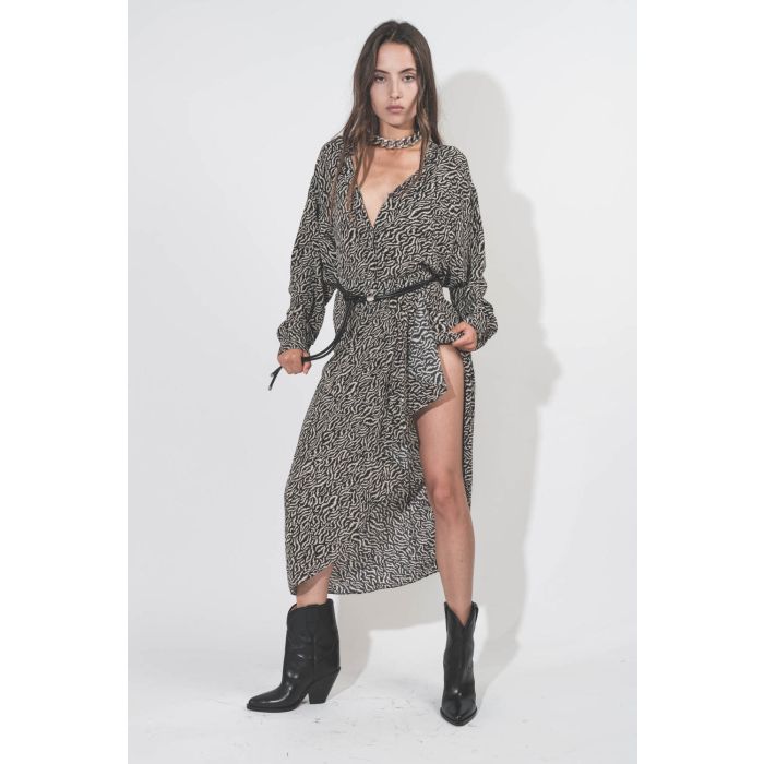 Boots à talons en cuir lisse noir Leyane Isabel Marant. Porté avec une robe longue.