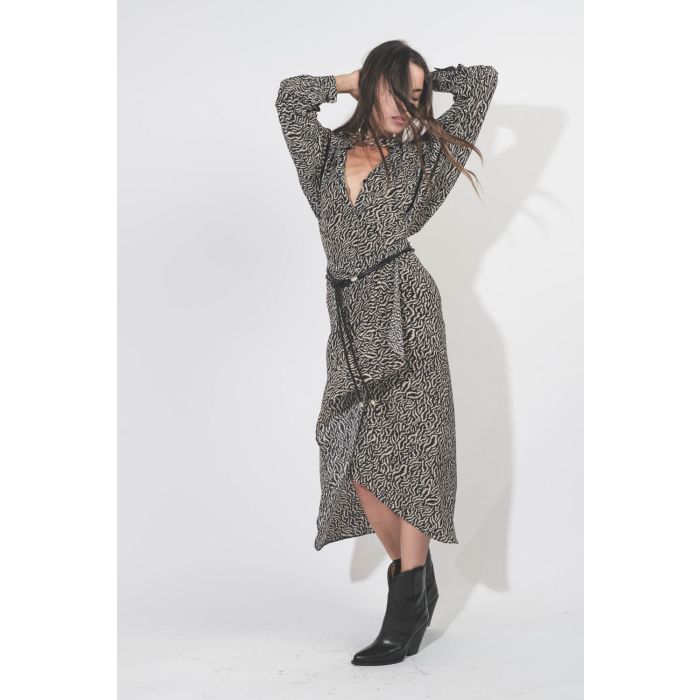Boots à talons en cuir lisse noir Leyane Isabel Marant. Porté avec une robe fluide.