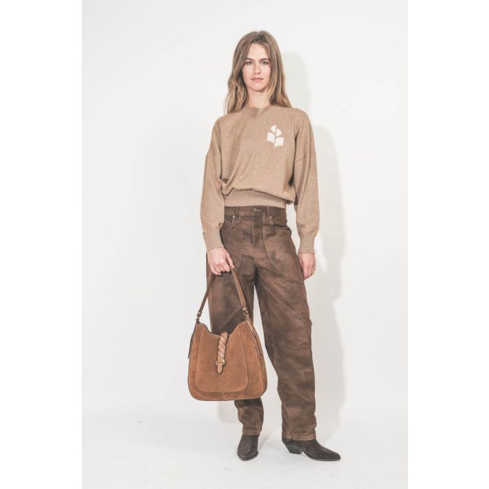 Bottes Duerto Isabel Marant en cuir suédé chocolat. Portées de face avec un pantalon tabac.
