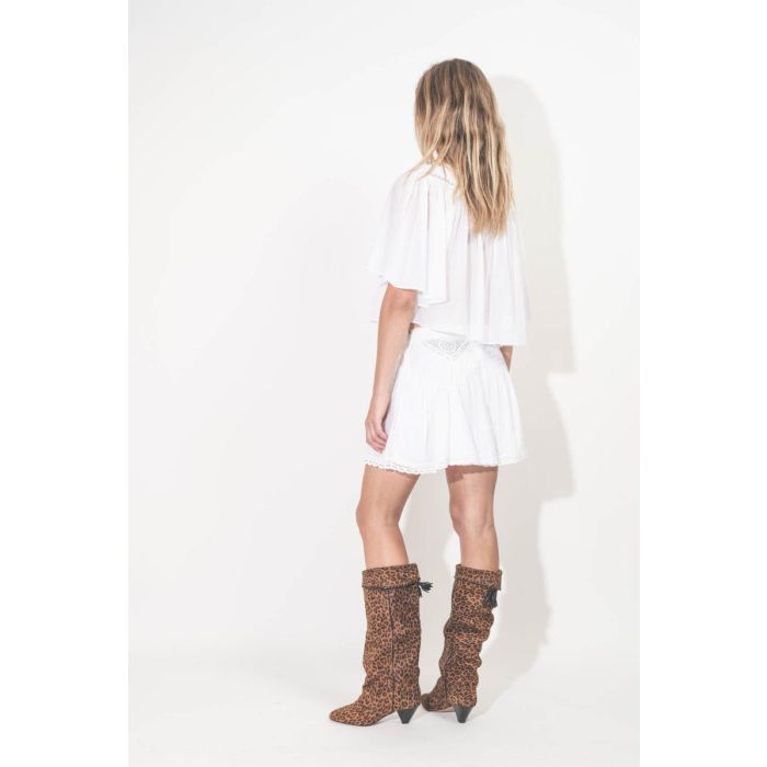 Bottes Elita Isabel Marant en cuir suédé drapé imprimé léopard. Portées de dos.