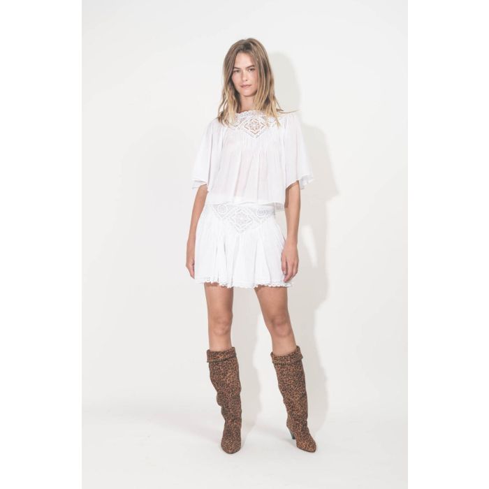 Bottes Elita Isabel Marant en cuir suédé drapé imprimé léopard. Portées de face.